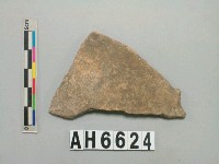 藏品(灰褐色夾砂陶片)的圖片